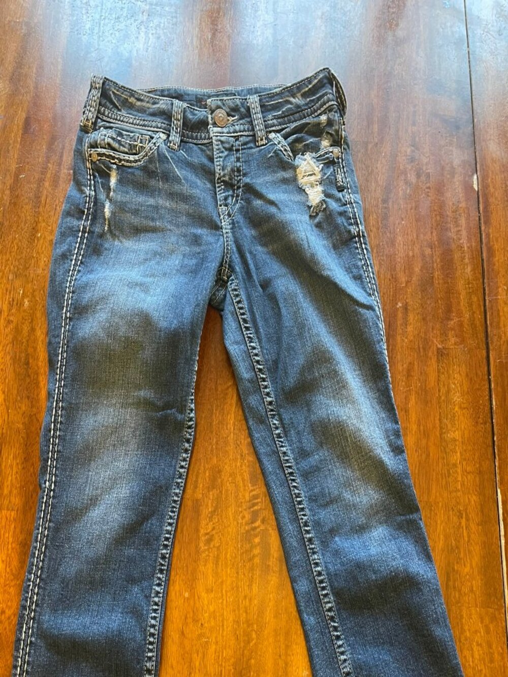 Silver Jeans Co Suki Capri W31 L21.5 Dark Wash *Factory Distressed Pockets